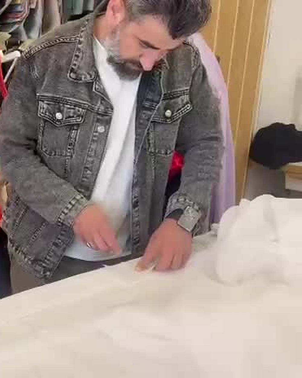 Noor aan het werk aan de snijtafel