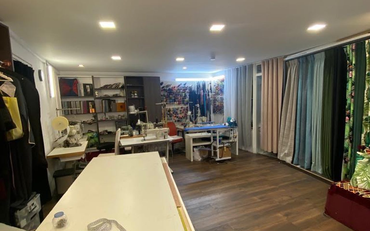 De snijtafel in het atelier