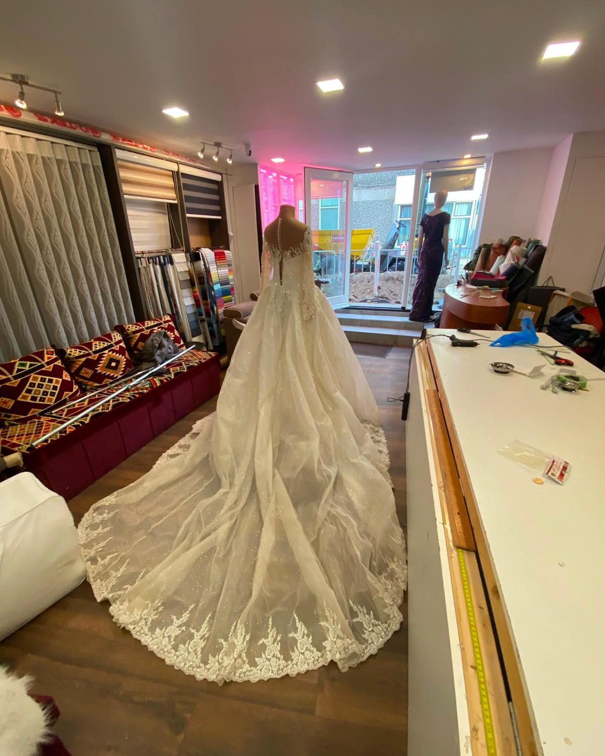 Trouwjurk in het atelier van Noor Textiel